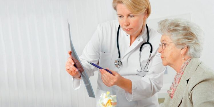 Le médecin prescrit un traitement pour les douleurs lombaires